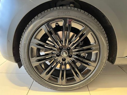 Certified 2025 Land Rover Range Rover SE AWD/4WD image 9