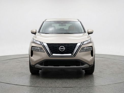 Used 2025 Nissan Rogue SV image 2