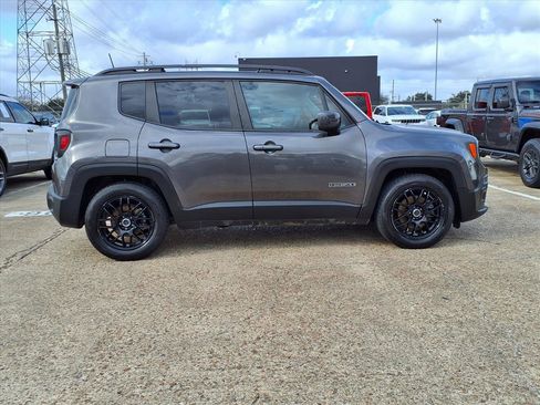 Used 2018 Jeep Renegade Latitude w/ Popular Equipment Group image 24