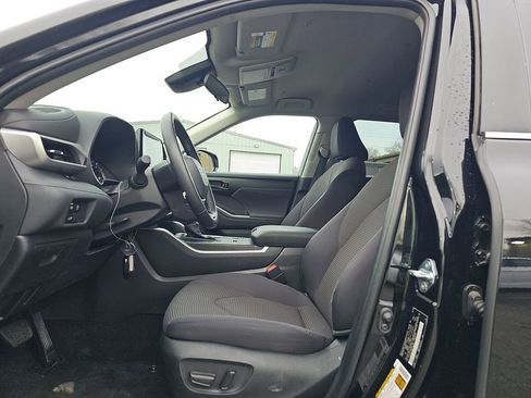 Used 2025 Toyota Highlander LE image 3