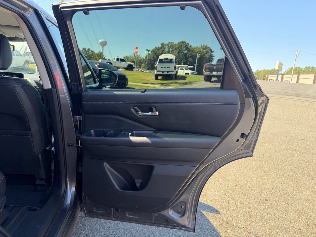 Used 2025 Nissan Pathfinder SL FWD image 35