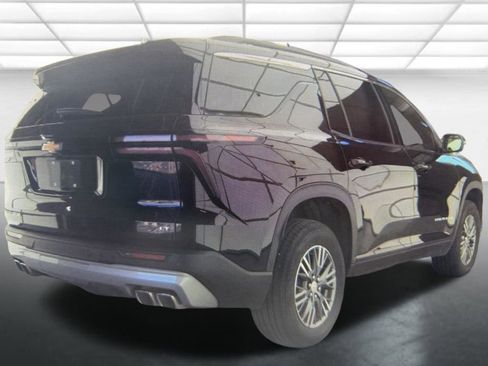 Used 2024 Chevrolet Traverse LT FWD image 2