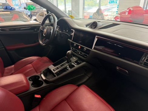 Used 2024 Porsche Macan Turbo AWD/4WD image 31
