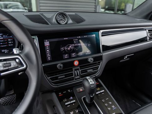 Certified 2026 Porsche Macan AWD/4WD image 30