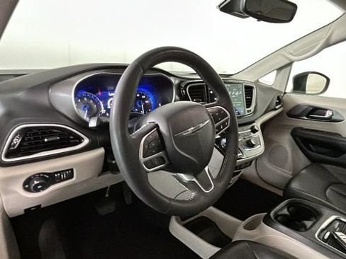 Used 2023 Chrysler Pacifica Touring-L FWD image 13