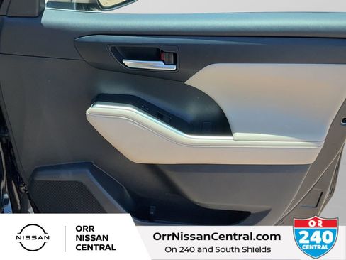 Used 2023 Toyota Highlander XLE AWD/4WD image 10