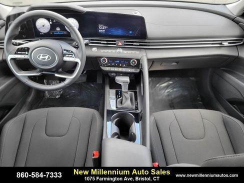 Used 2025 Hyundai Elantra SEL image 12