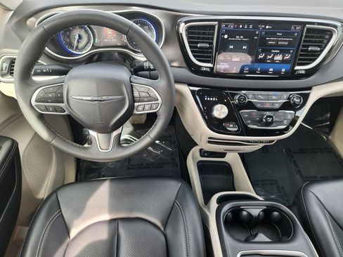 Used 2024 Chrysler Pacifica Touring-L FWD image 27