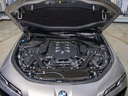 Used 2025 BMW 760i xDrive w/ Premium Package image 5