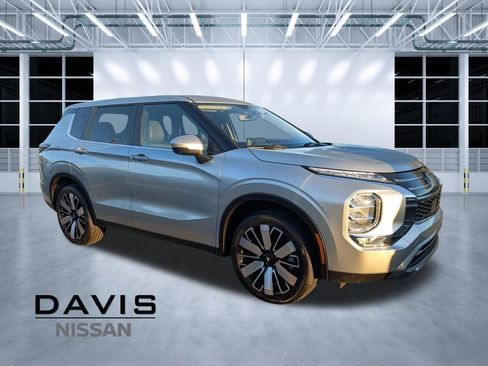 Used 2025 Mitsubishi Outlander SE image 1