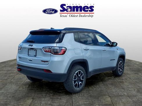 Used 2025 Jeep Compass Trailhawk AWD/4WD image 3