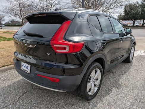 Used 2020 Volvo XC40 T4 Momentum w/ Protection Package Premier image 4