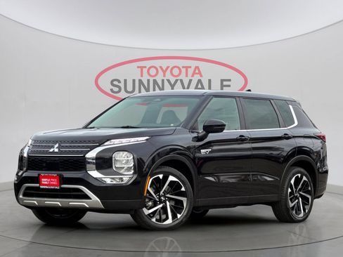 Used 2023 Mitsubishi Outlander SE image 1