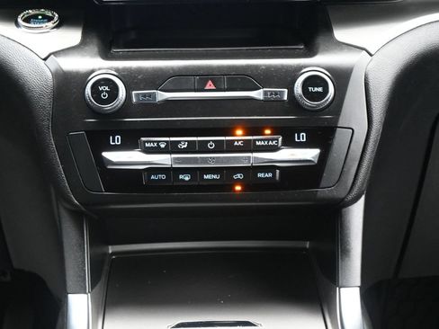 Used 2020 Ford Explorer XLT w/ Equipment Group 202A AWD/4WD image 21