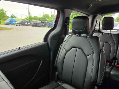 New 2027 Chrysler Pacifica Select FWD image 12