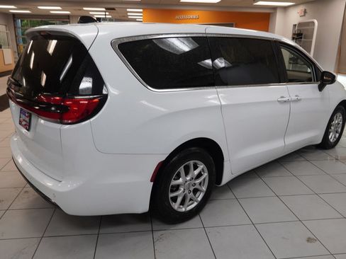 Used 2023 Chrysler Pacifica Touring-L FWD image 10