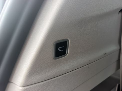 Used 2023 Chrysler Pacifica Touring-L FWD image 13