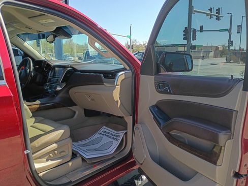 Used 2019 Chevrolet Tahoe LT w/ Luxury Package AWD/4WD image 12