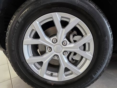 Used 2023 Jeep Grand Cherokee Limited image 3