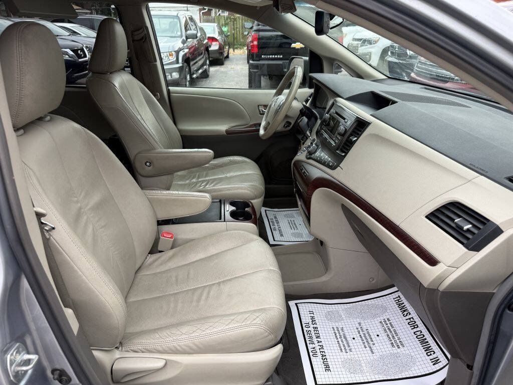 Used 2011 Toyota Sienna XLE w/ Entertainment Pkg FWD image 22