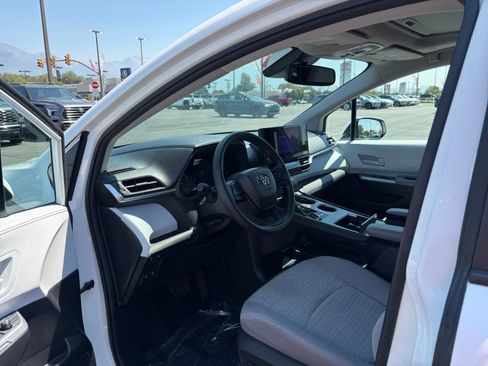 Used 2025 Toyota Sienna LE w/ LE Plus Package AWD/4WD image 10
