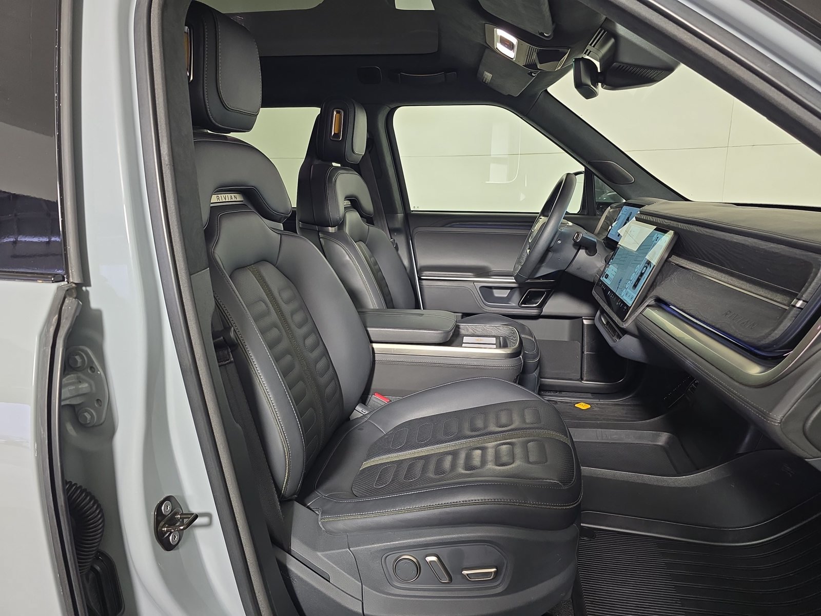 Used 2022 Rivian R1T Adventure AWD/4WD image 22