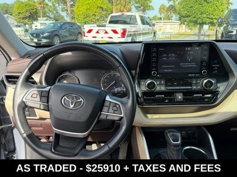 Used 2022 Toyota Highlander XLE FWD image 19