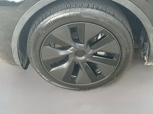 Used 2025 Tesla Model Y Long Range RWD image 29