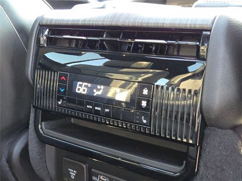 Used 2024 Jeep Wagoneer Series III w/ Premium Group I image 12