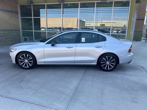 Used 2022 Volvo S60 B5 Momentum w/ Premium Package image 2