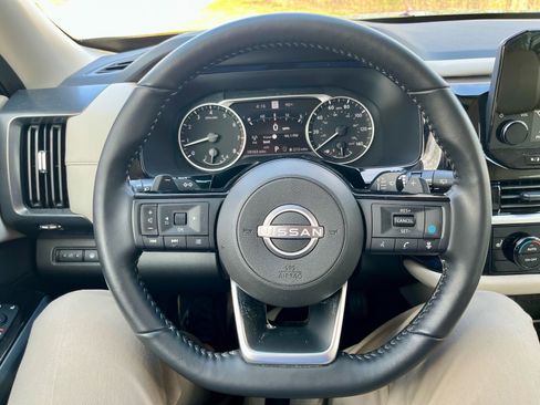 Used 2025 Nissan Pathfinder SL image 16