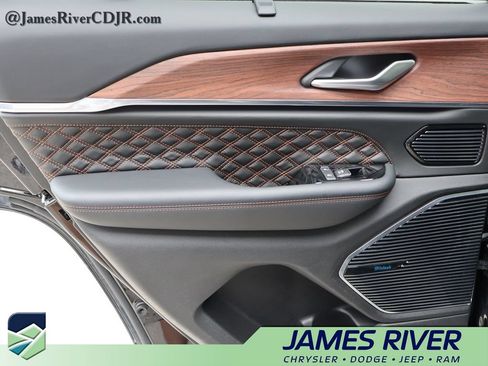 Used 2023 Jeep Grand Cherokee Summit w/ Luxury Tech Group V AWD/4WD image 18