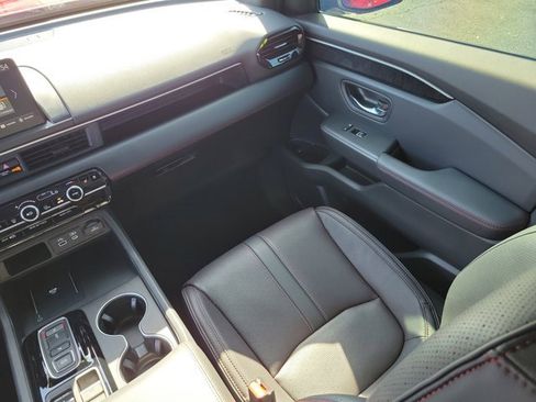 Certified 2025 Honda Pilot Black Edition image 4