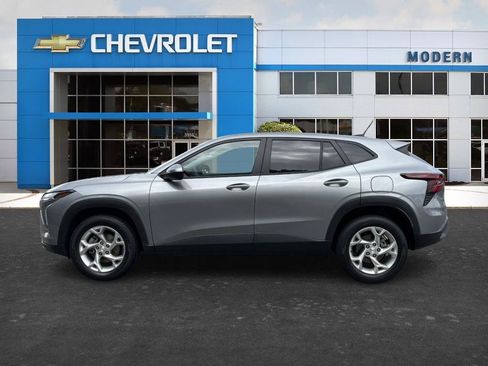Used 2024 Chevrolet Trax LS w/ LS Convenience Package FWD image 2