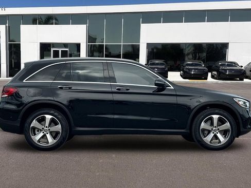 Used 2022 Mercedes-Benz GLC 300 image 2