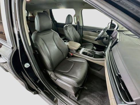 Used 2026 Kia Carnival FWD image 33