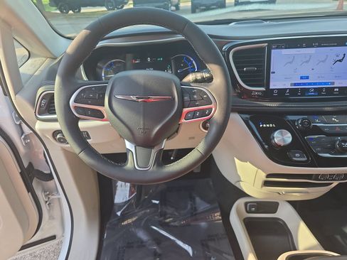 Used 2024 Chrysler Pacifica Limited FWD image 18