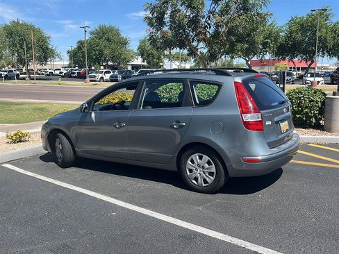 Used 2010 Hyundai Elantra SE w/ Popular Equipment Pkg 2 FWD image 2