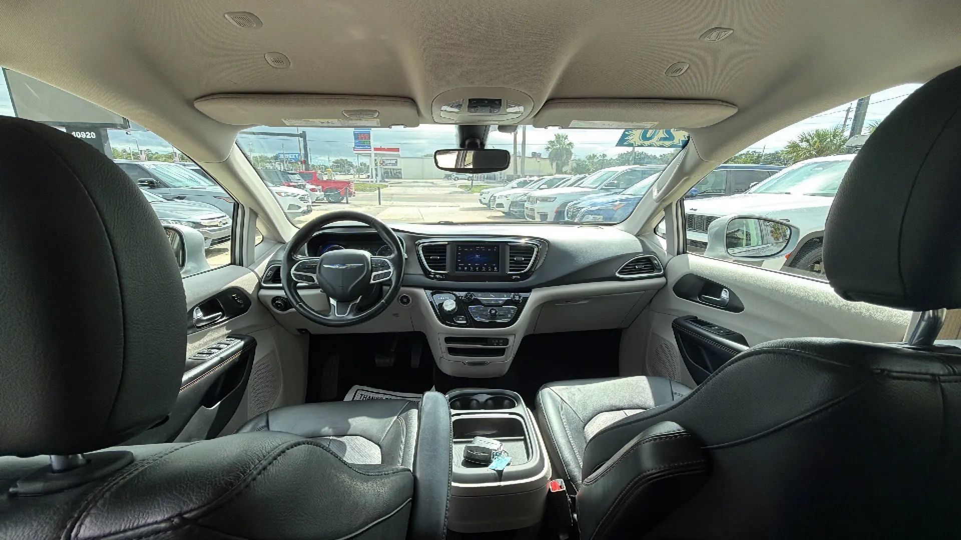 Used 2020 Chrysler Pacifica Touring-L FWD image 9