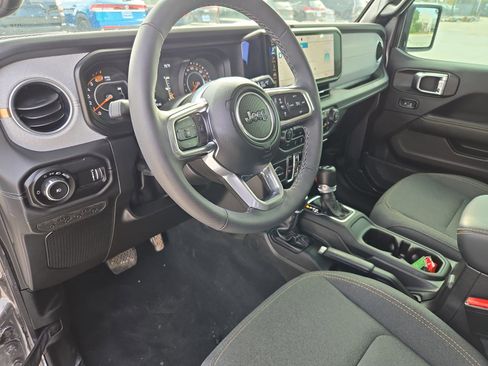 Used 2025 Jeep Wrangler Sahara image 13