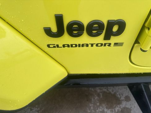 Used 2024 Jeep Gladiator Sport image 11