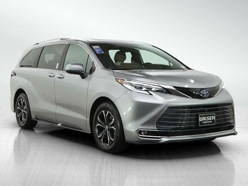 Used 2025 Toyota Sienna Platinum AWD/4WD image 7