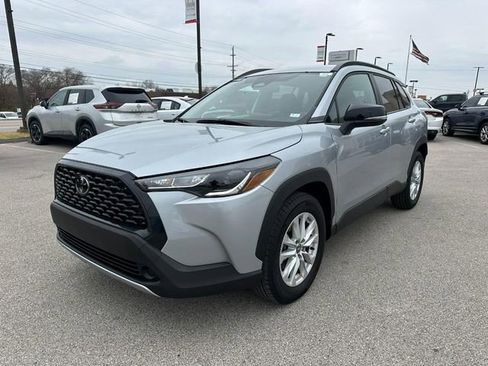 Used 2025 Toyota Corolla Cross LE image 8