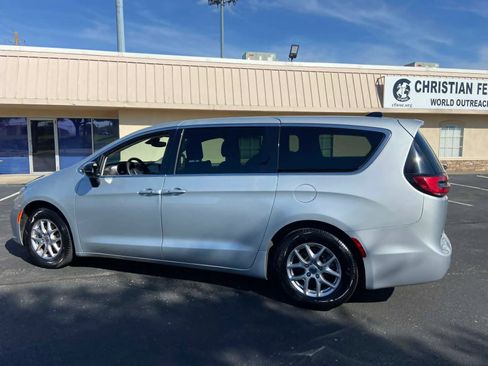 Used 2024 Chrysler Pacifica Touring-L FWD image 7