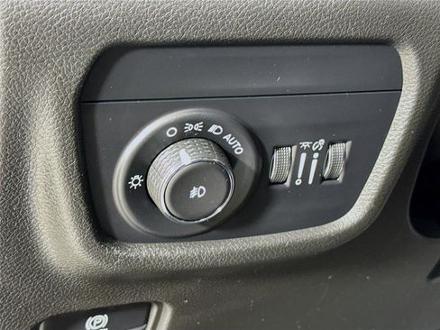 Used 2022 Jeep Grand Cherokee L Limited image 11