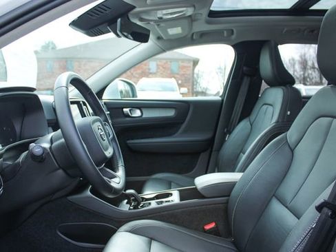 Used 2025 Volvo XC40 B5 Core image 13