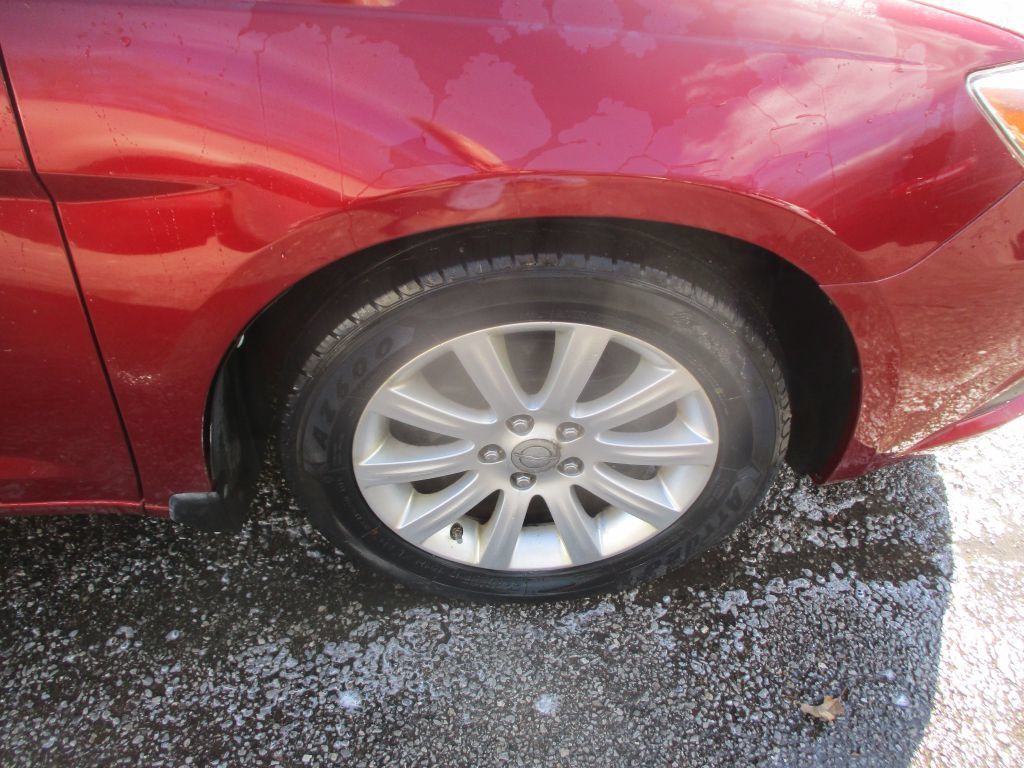 Used 2013 Chrysler 200 Limited FWD image 4