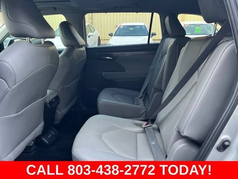 Used 2023 Toyota Highlander Limited FWD image 12