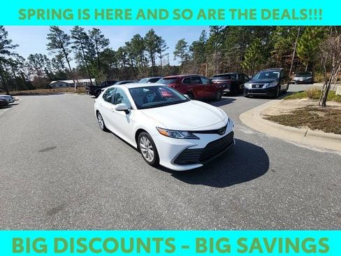 Used 2022 Toyota Camry LE image 3