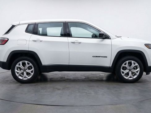 Used 2025 Jeep Compass Latitude image 11